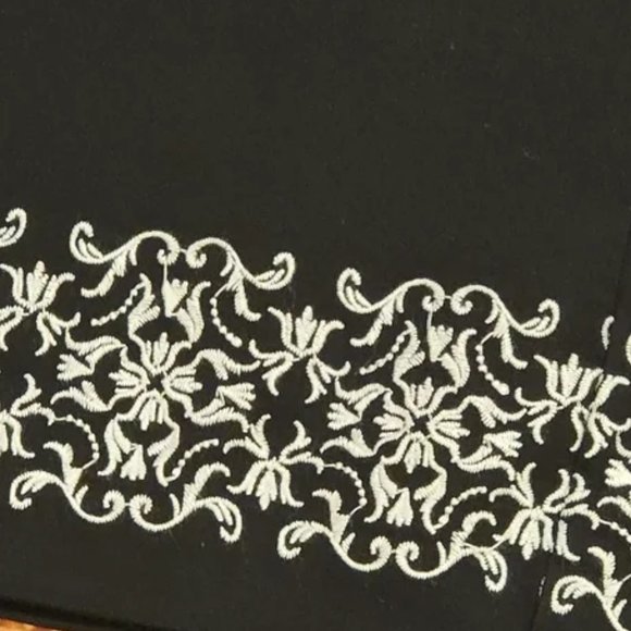 Croft & Barrow Women's Mid Rise Stretch Capri Pants Embroidered Hem, Black, Sz 8 - Picture 2 of 4